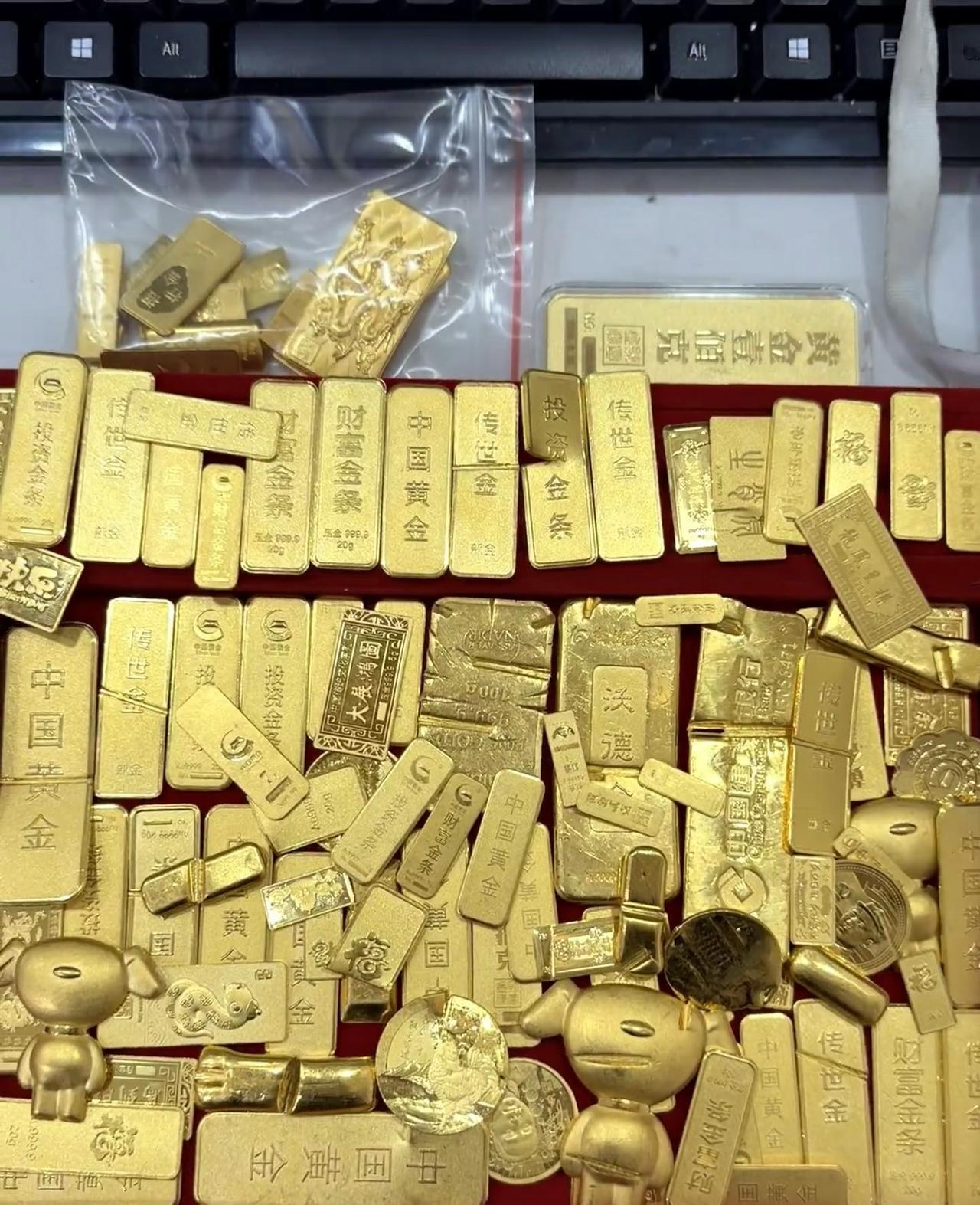 这两天金价暴跌，好多金店突然不收了。

为啥？上游大户停止收购，小门店现金流根本