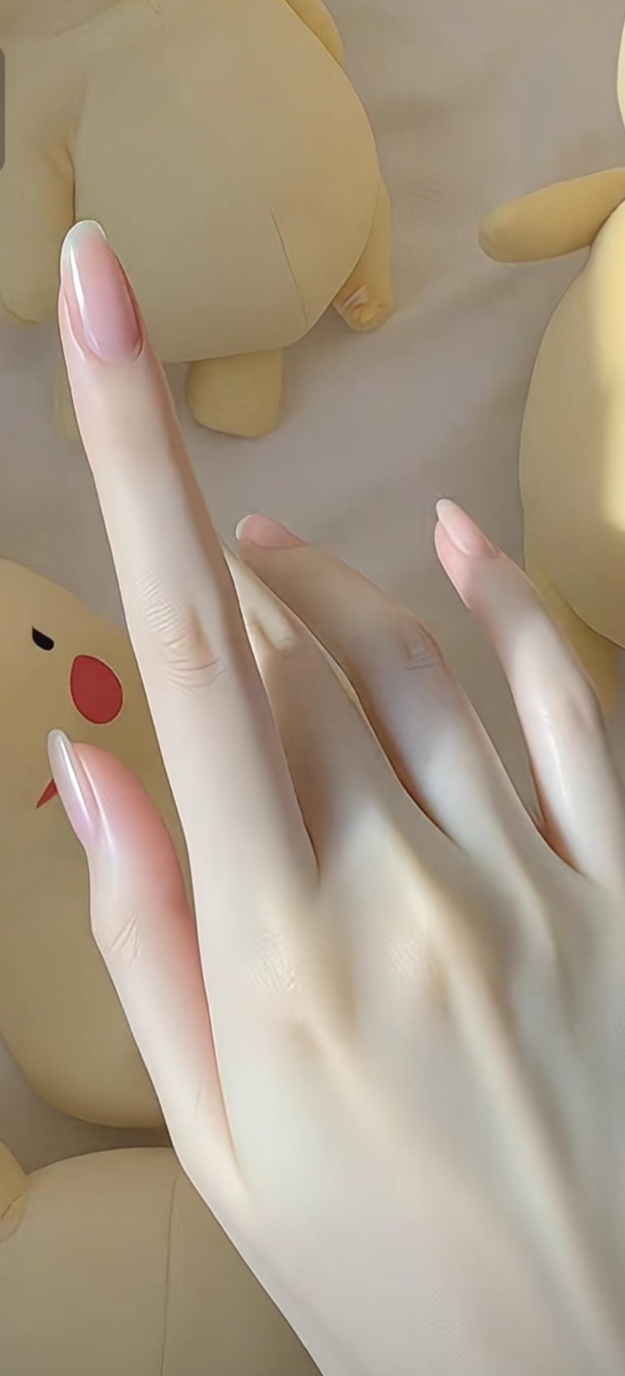 云鬓斜簪碧玉簪，回眸一笑百花惭。
轻罗蝶舞衣生晕，浅笑莺啼韵满岚。
莫道红颜空自