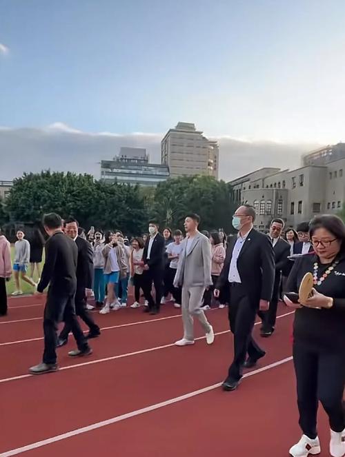 这画面也太壮观了吧！自从马龙现身台湾之后，不管走到哪里周围的人都是成群结队的。[