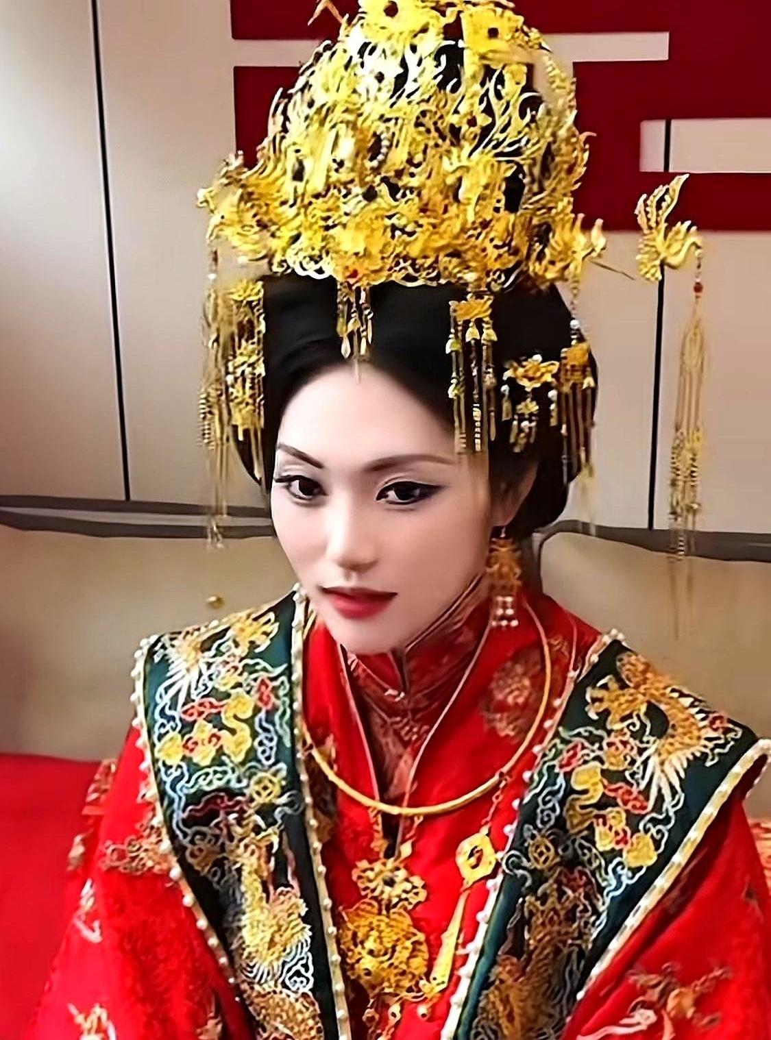 五斤黄金往新娘头上戴，有人按金价一估，差不多二百五十万压着头皮，这婚礼排场真有点