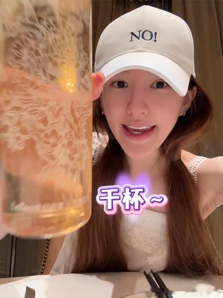 赵露思 谁懂啊！露思同款喝水搭子我get了！！露思说喜欢那种有一点点味道的水的时