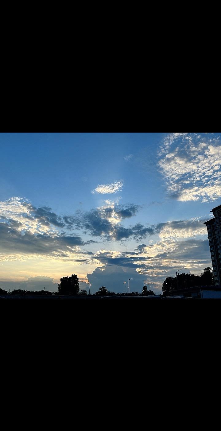 如果你正陷入焦虑，不妨听听这些话：
生活这一路，磕磕绊绊的事儿数不清，你总不能一