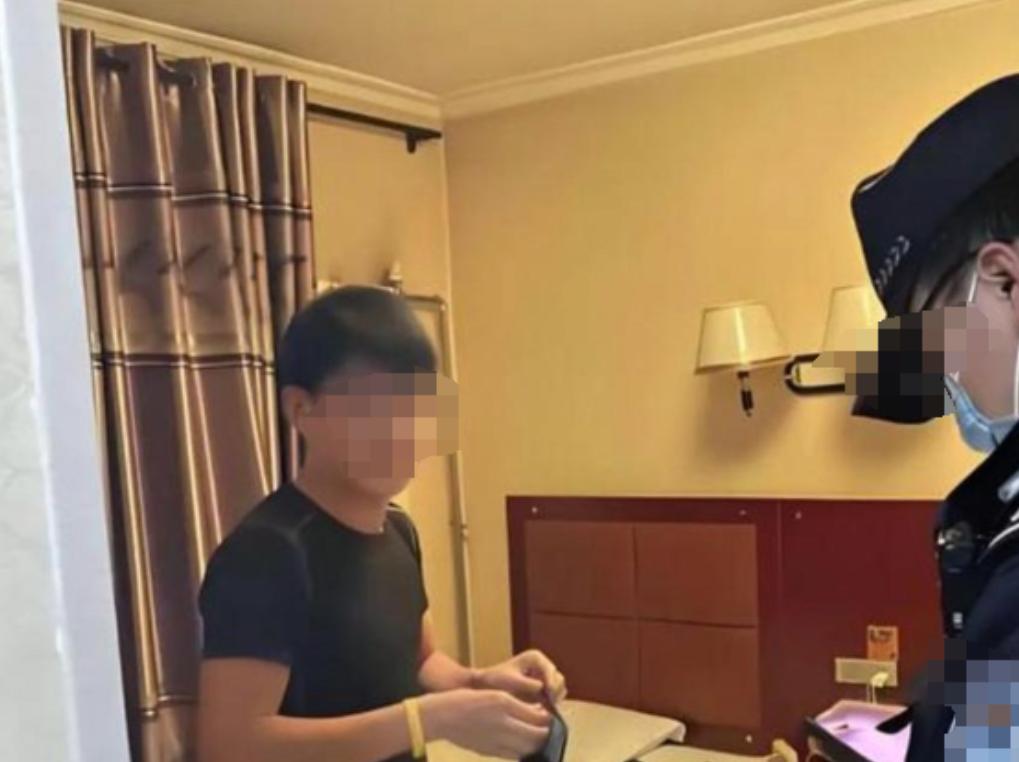 江苏南京，女子入住酒店后一大早被男友拉起来亲热，当时两个人正忘我了，突然窗户被人