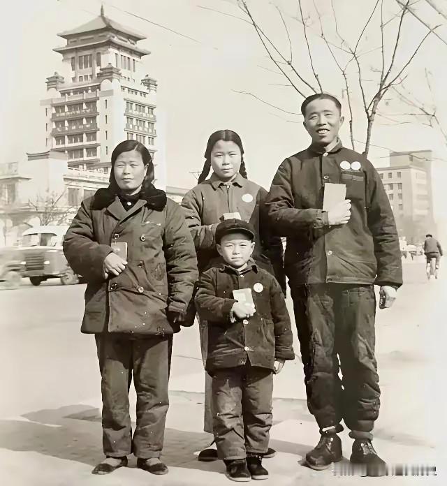 手捧宝书心里暖，一轮红日照心间。
毫不利己破私念，专门利人公在先。
那时候，人们