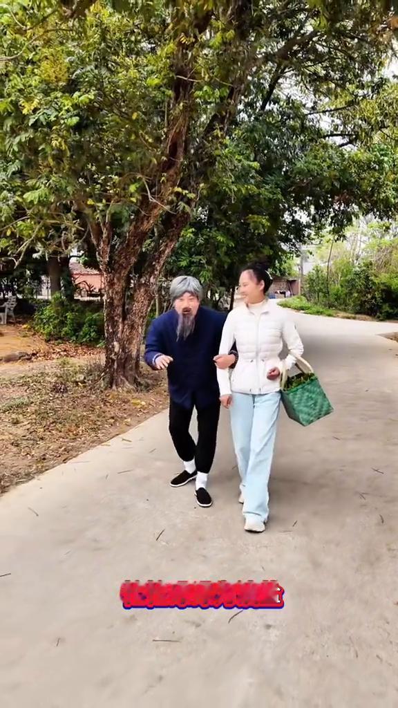 夕阳红。
媳妇，耿为华。
耿老师，这把年纪还闲不住。
青山不老我不闲，忙忙碌碌为