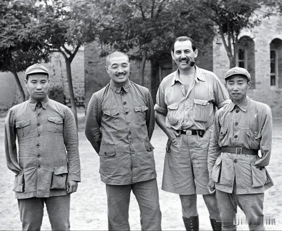1937年7月7日，美国记者哈里森（右二）在陕西富平县庄里镇，和中国工农红军二方