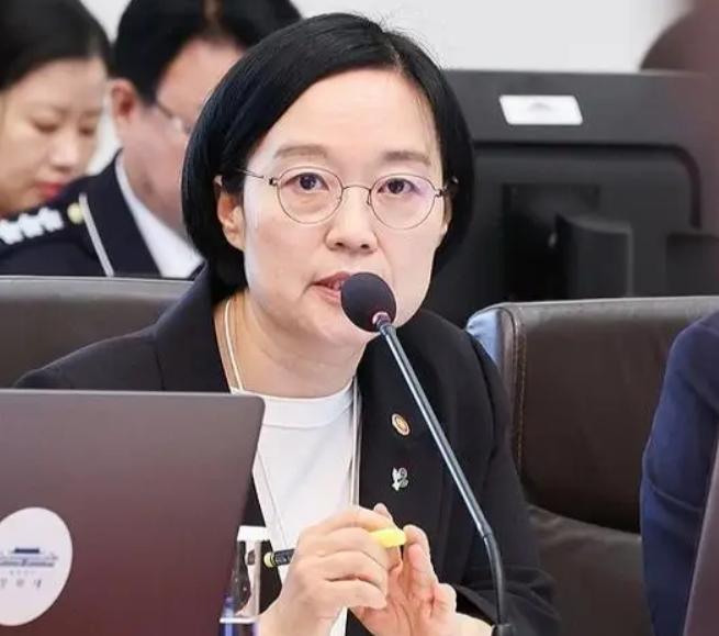 李在明这步棋打了所有人一个措手不及！亲自敲定的新任总理，竟是一位女将 —— 韩国