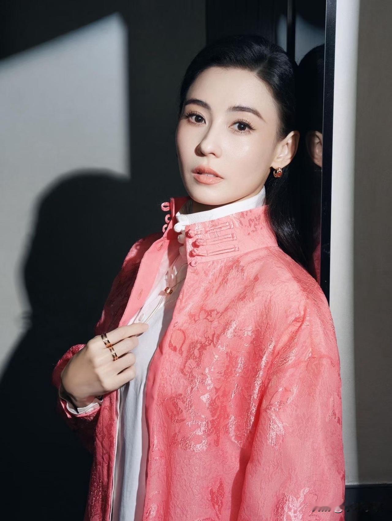 张大美人穿上这件粉色新中式上衣，
更美更白更年轻，直接减龄。

粉色调新中式，穿