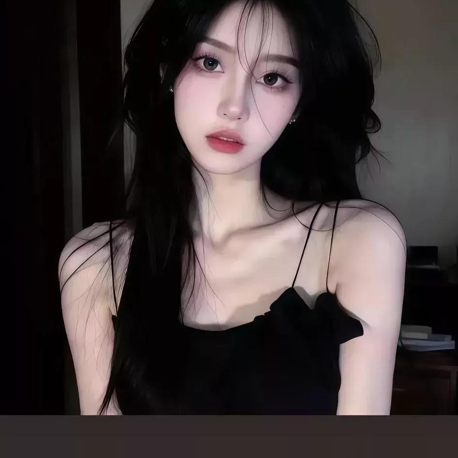夜幕下的迷人黑发少女，眼神如夜空般深邃夜景气质少女 黑发辣妹 黑亮秀发少女 自然