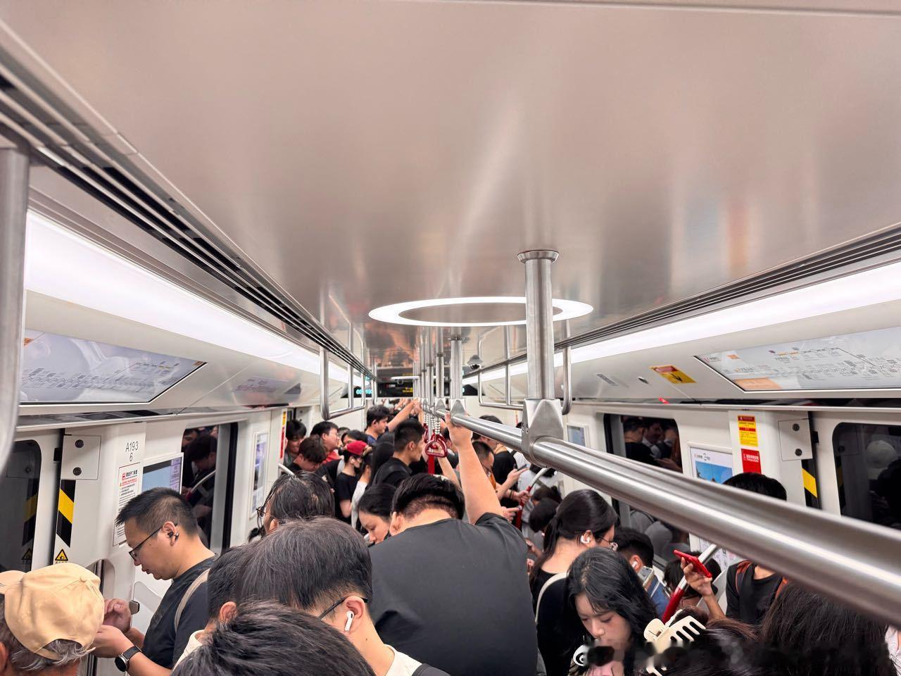 广州地铁网友：2026年5月29日（周五）广州地铁晚高峰客流画面投稿。图1为18