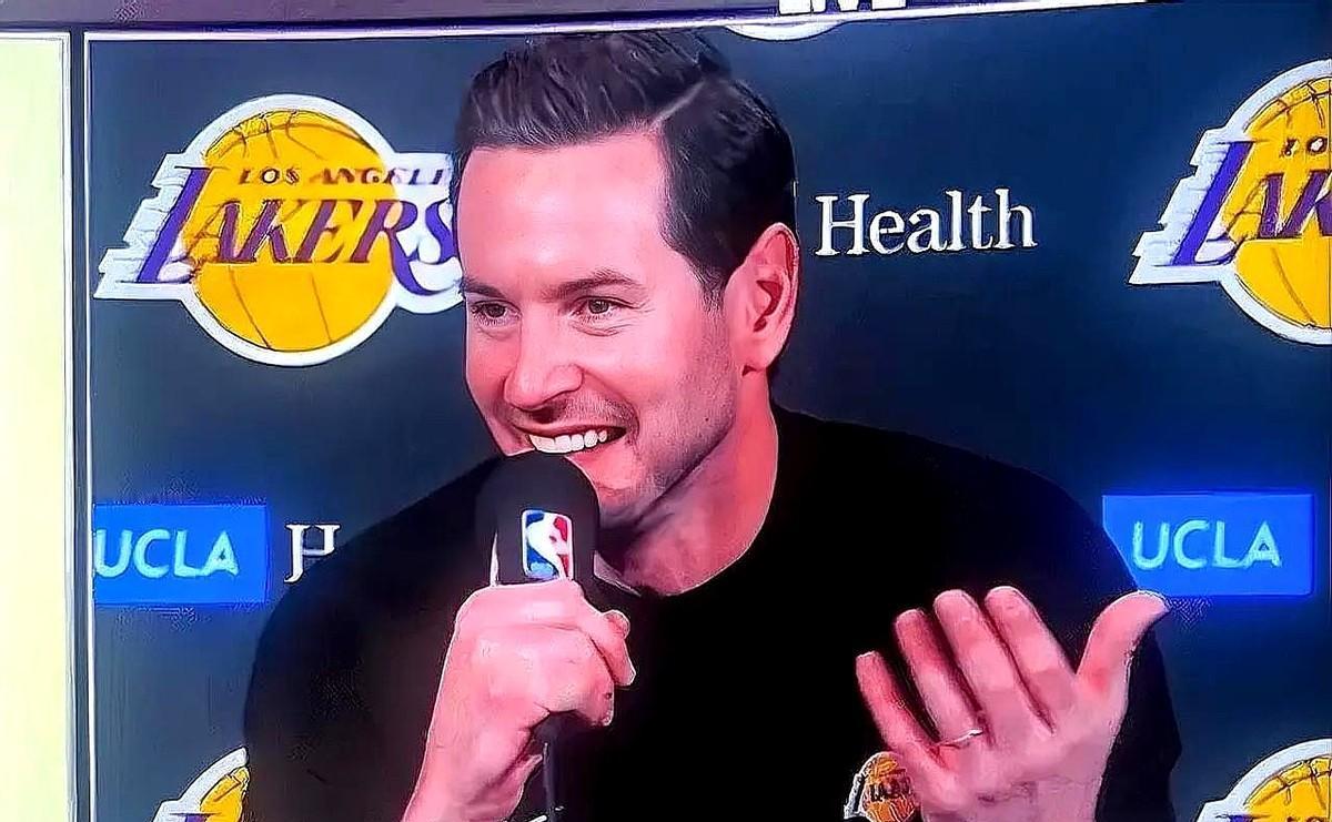 他没有强攻。
把球传给了八村垒。
结束了1297场得分上双。
猛龙把他夹住了。