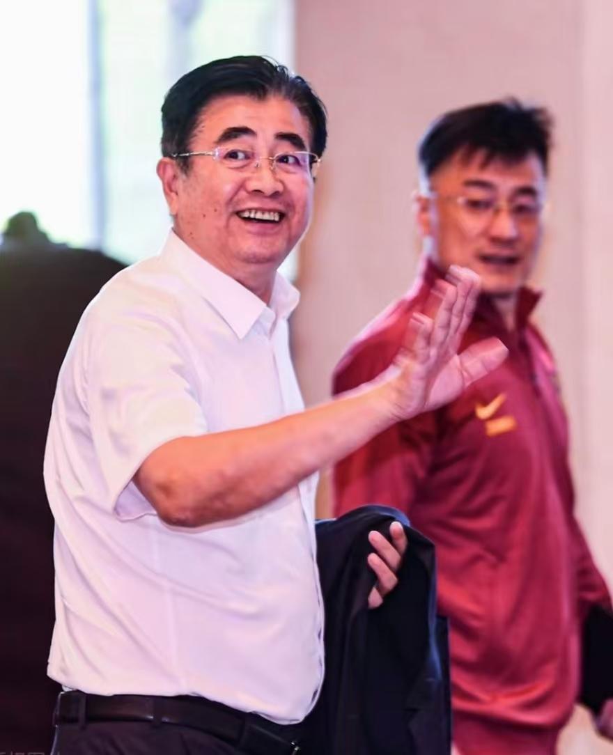 宋凯到大连慰问国足将士，国足0：7惨败后，他为何还笑容满面？
 
1、在宋凯的性