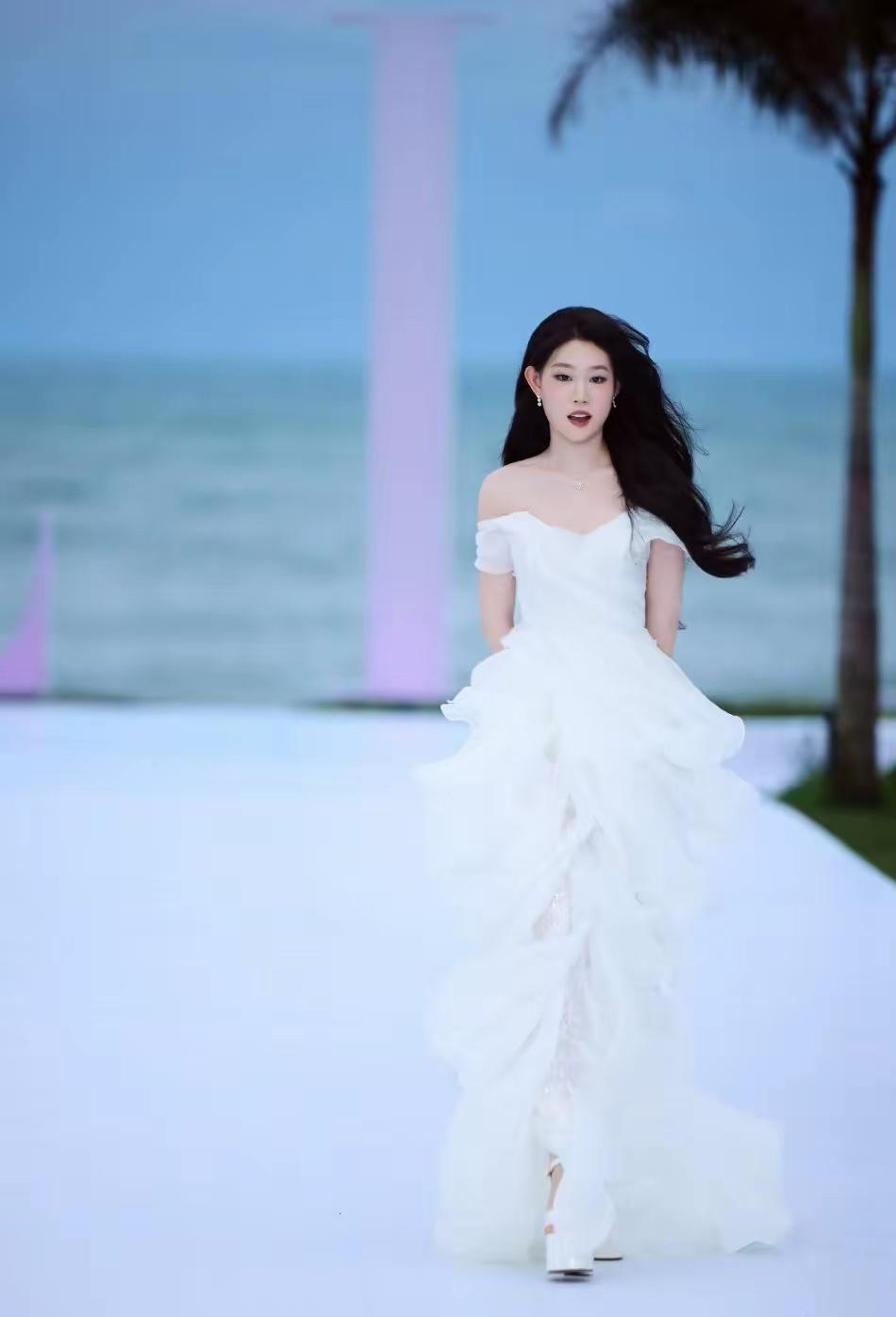 有个疑问，
我一直不敢说，怕被骂，
沈佳润第一次走红毯走过头了，为什么反而更招人