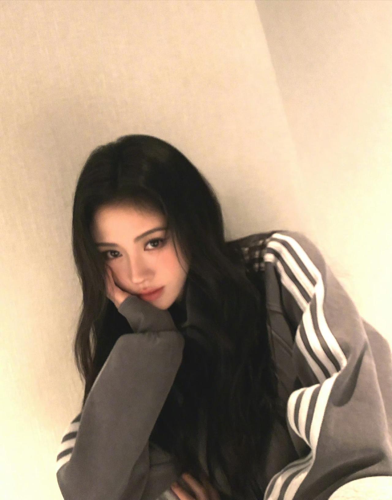 10月7日，鞠婧祎在个人账号晒出了一组美照，照片中的她穿搭松弛而时尚，不失经典个
