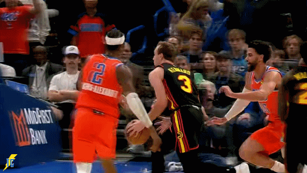 裁判吹罚米切尔的个人第四犯，雷霆这边申请挑战，裁判经过回看后改判，挑战成功！老鹰