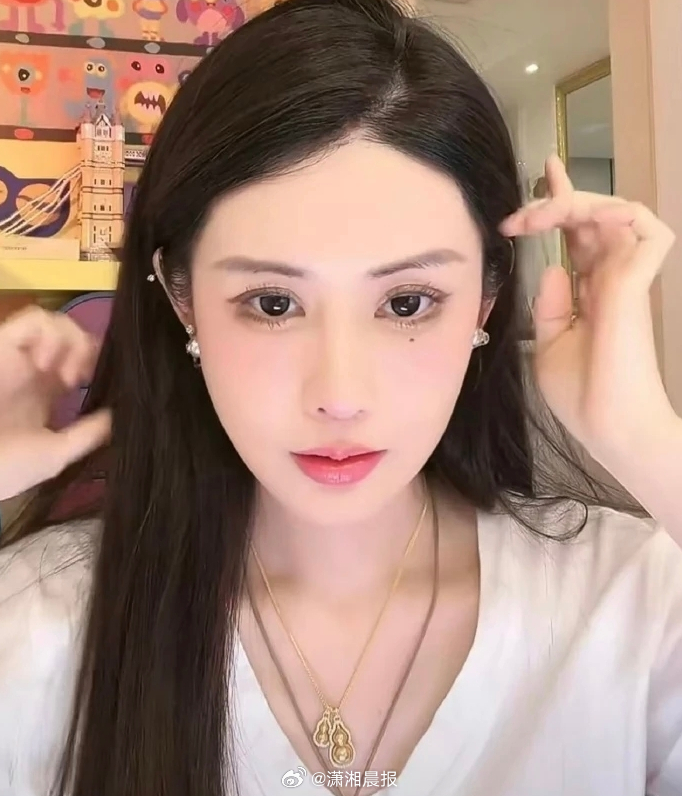 #韦雪去年7月成立新公司#【#韦雪名下多家公司已注销#】近日，网红韦雪被拍到与一