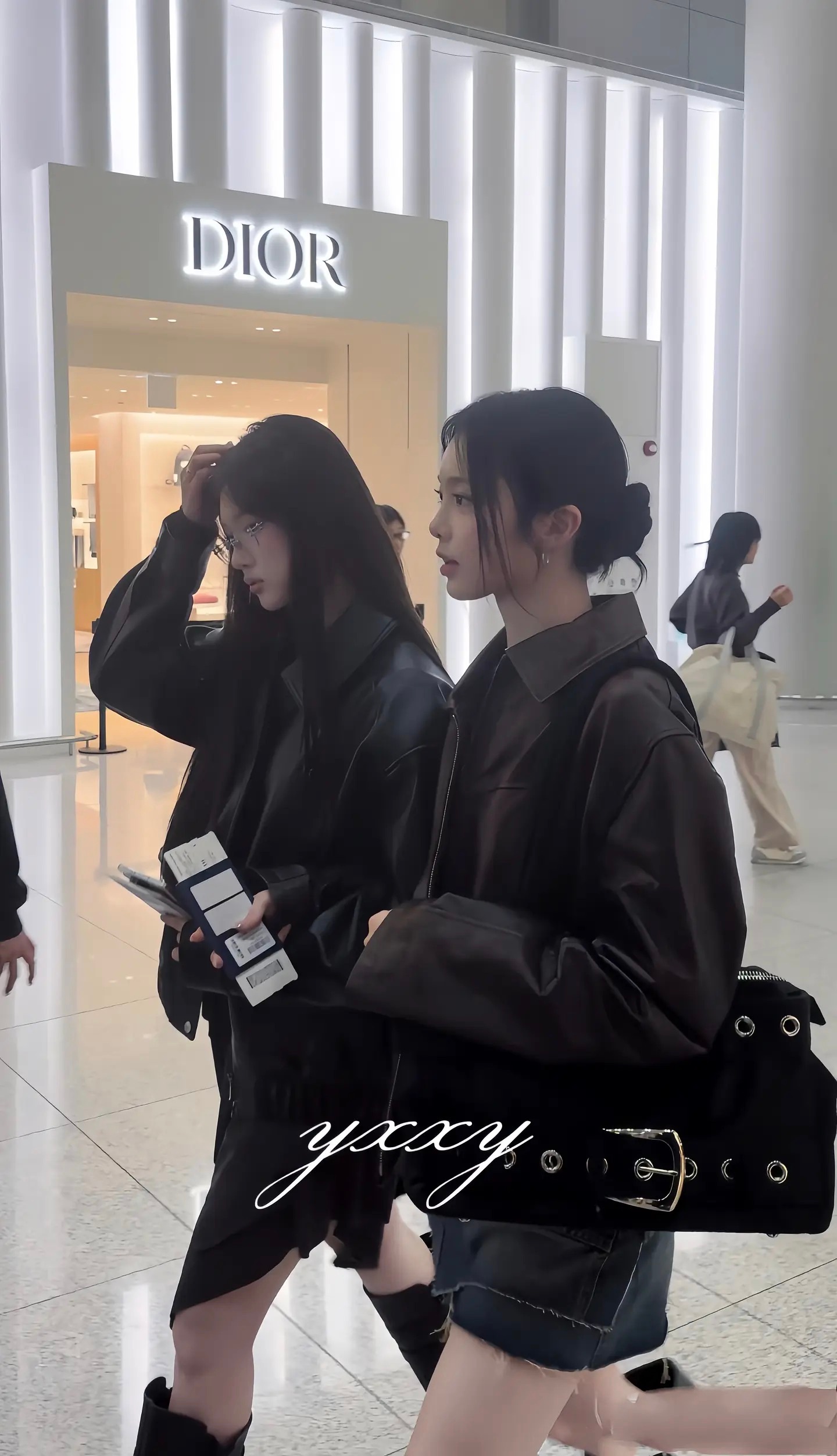 黑发皮衣，看起来就香香的©水印 