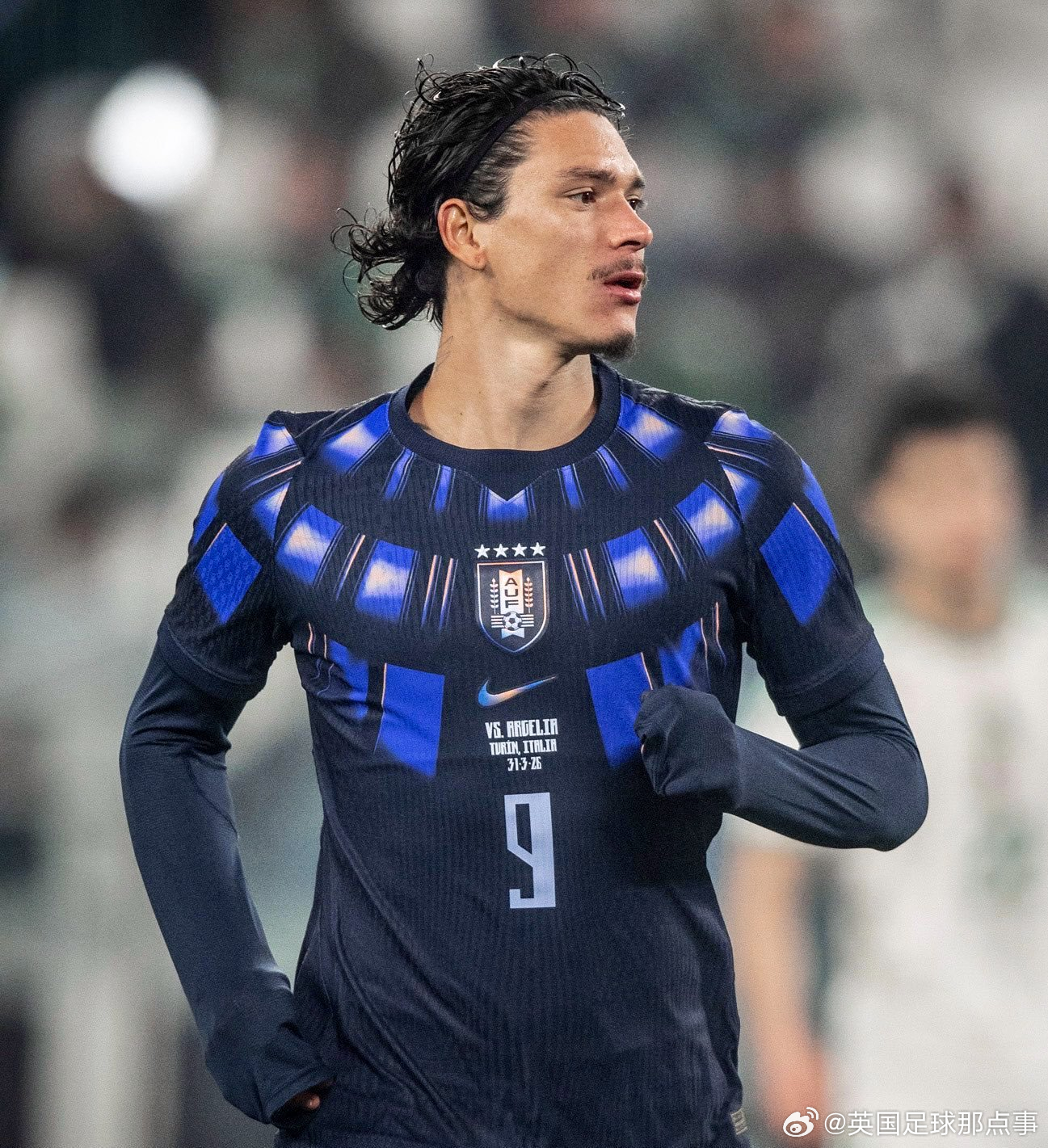 乌拉圭国家队最新款客场球衣，看起来像是在瓦坎达采购的。