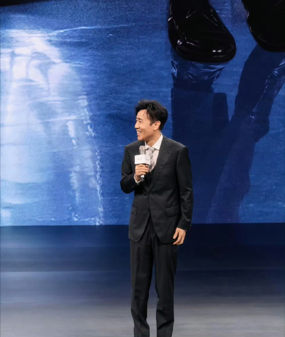 于和伟现身问界M9发布会不是代言是心声！于和伟开M9跑2万+公里，拍戏休息、接送