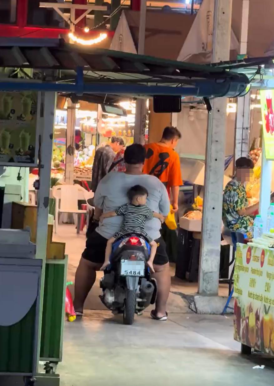 这个画面真正诠释了“父爱如山”。评论区也很精彩，比很多社会学调查报告都真实。有人
