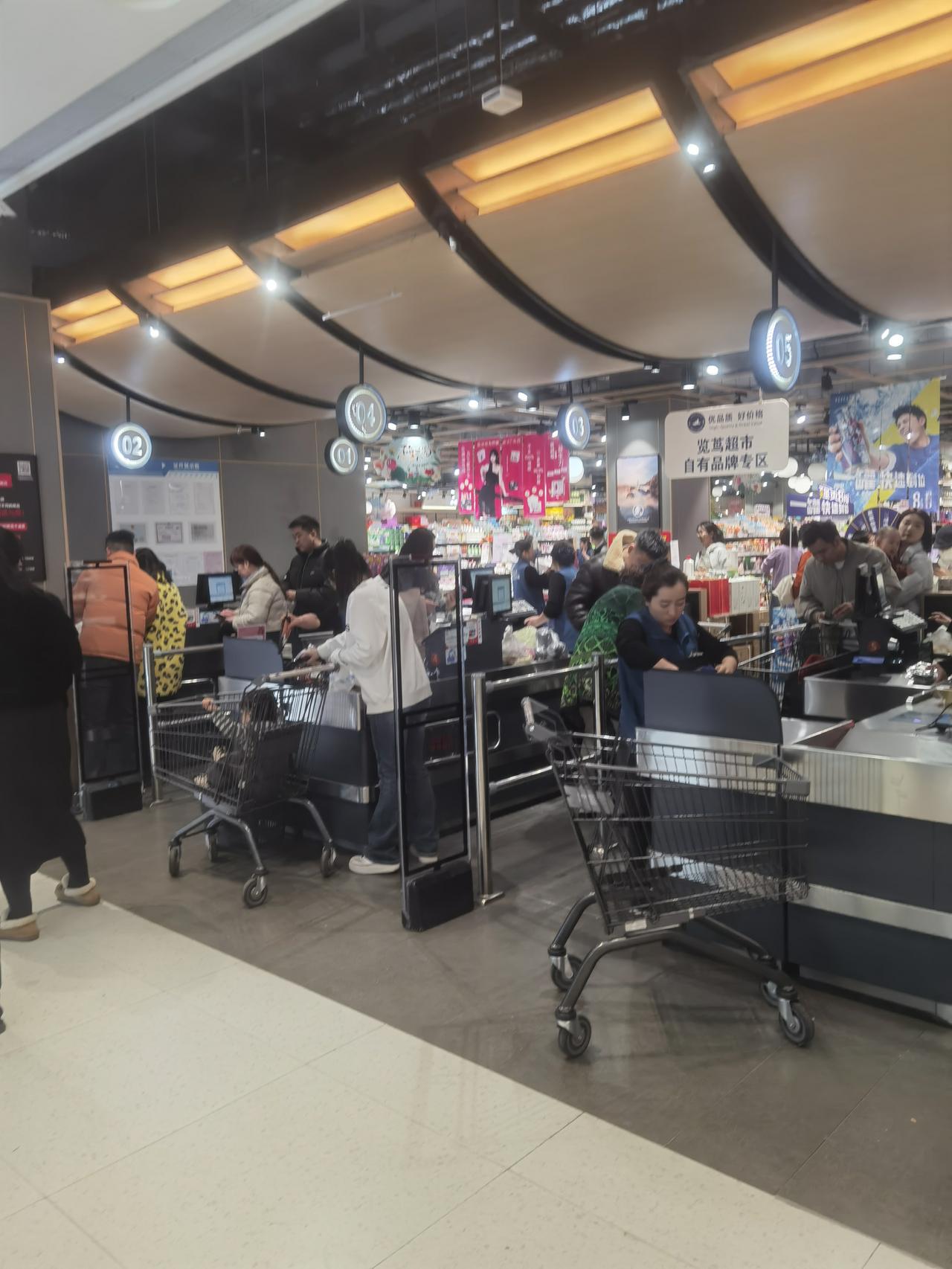 很少看见超市里生意这么好了，各个地方都有人买东西，其实还是人家的物品服务不错