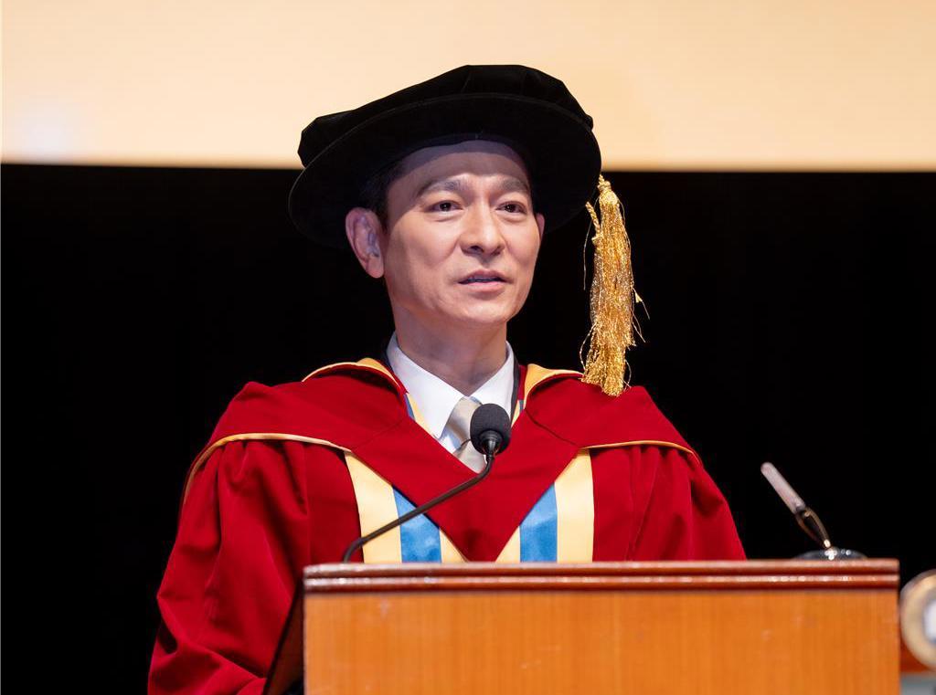 天王刘德华获博士学位。
8月10日，香港浸会大学正式授予刘德华荣誉文学博士学位，