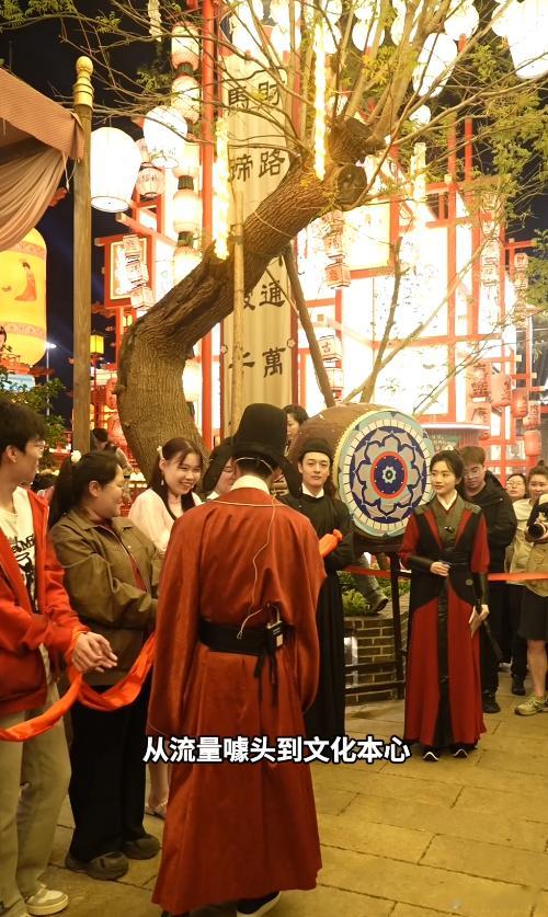 10岁小孩河头老街高能对诗引围观 河头老街的文旅互动太有意义了，NPC扮诗人对诗