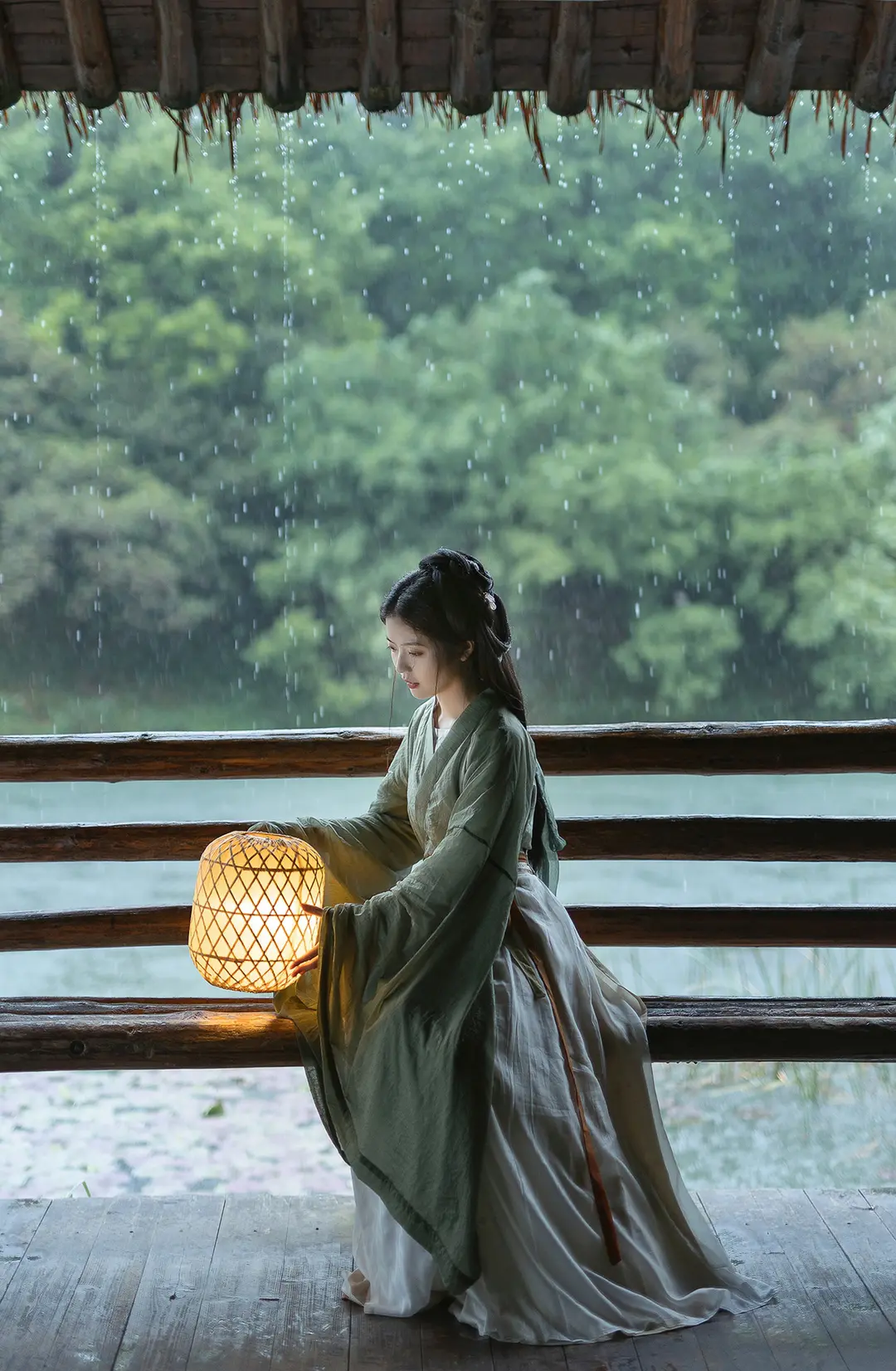江南又梦烟雨，长河流入故里。