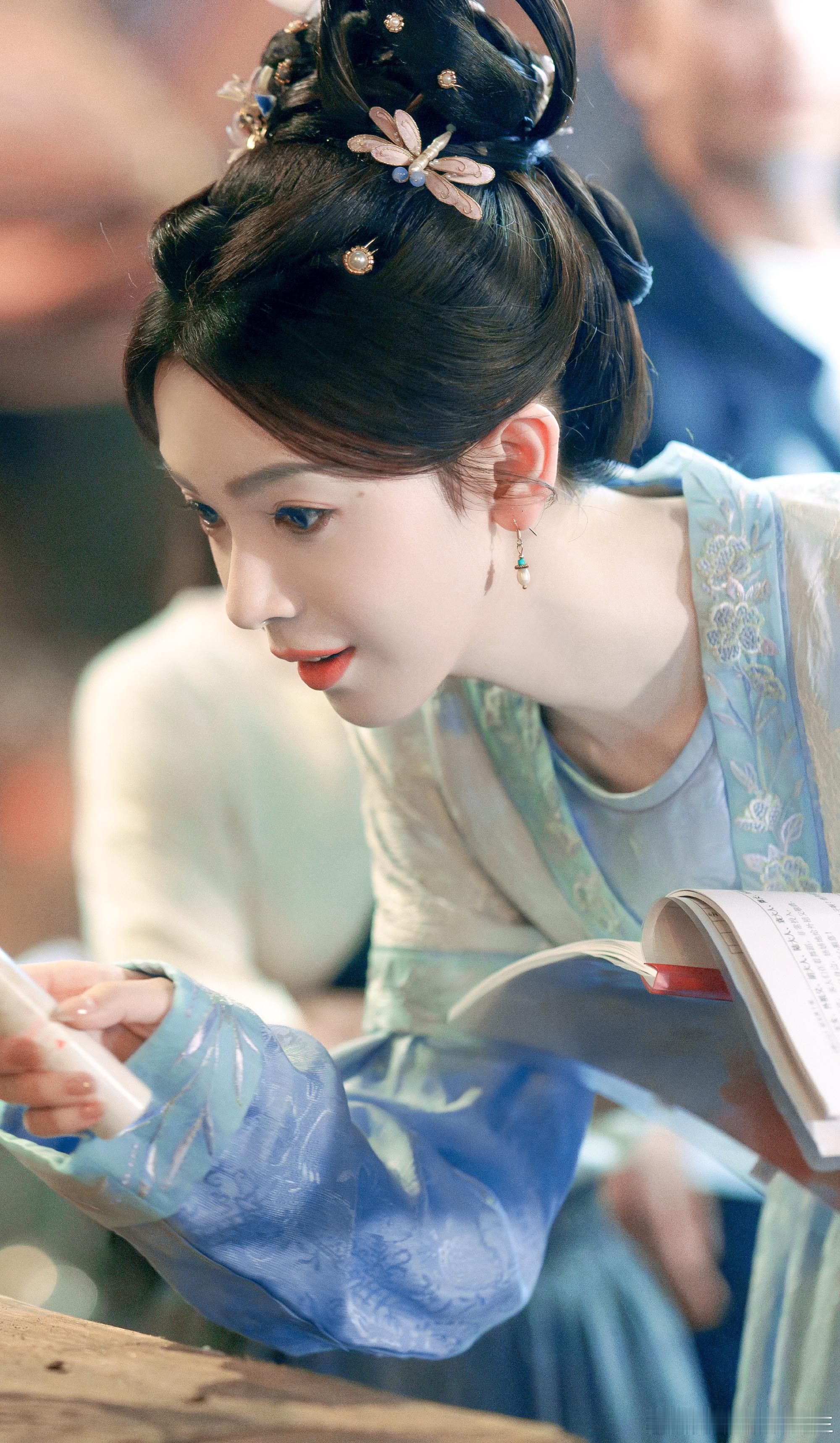 #陈瑶脸有多甜心就有多野# 甜美的陈瑶在事业道路上不断挑战自我、突破极限，她的野