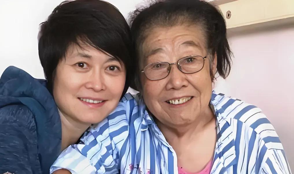 不查不知道，一查原来如此，敬一丹的父亲曾经得过脑溢血，经全力抢救后保住了生命，留
