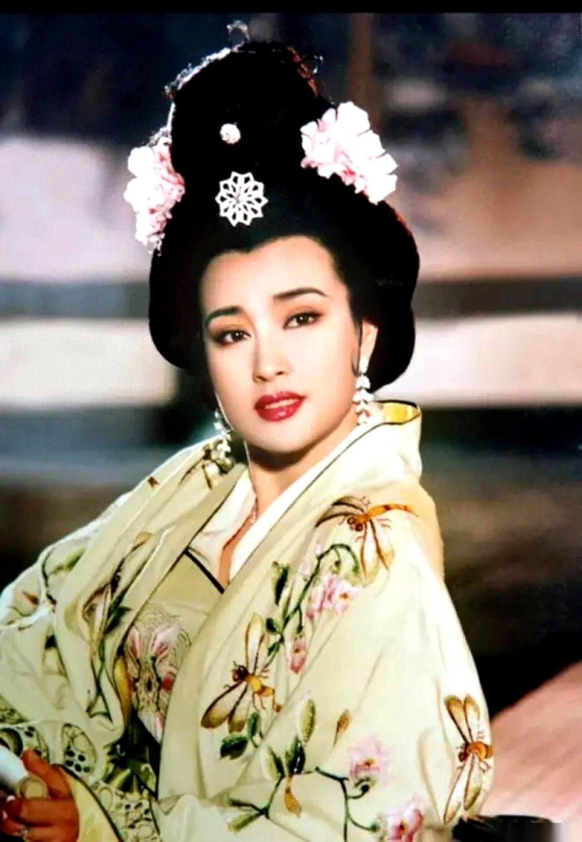 千万别被水瓶女的外表骗了。
她往那一站，安安静静，眉眼柔和，你以为她就是个需要人