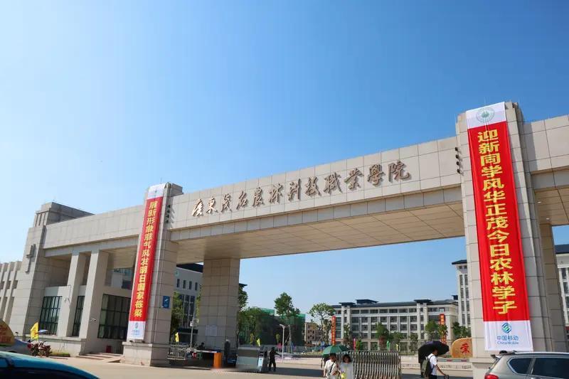 四川遂宁一高校要发学生成绩给家长这事，可把学生炸锅了，有学生直接放话“发了就离家