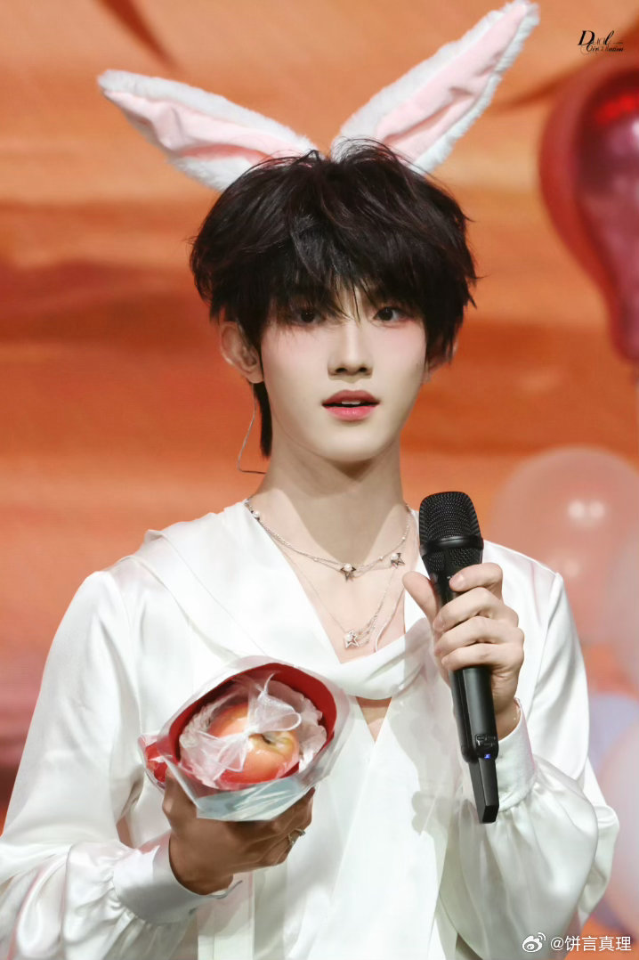 苏新皓拿苹果花看直播的每一秒都很幸福🥰苏新皓你真的太好了 