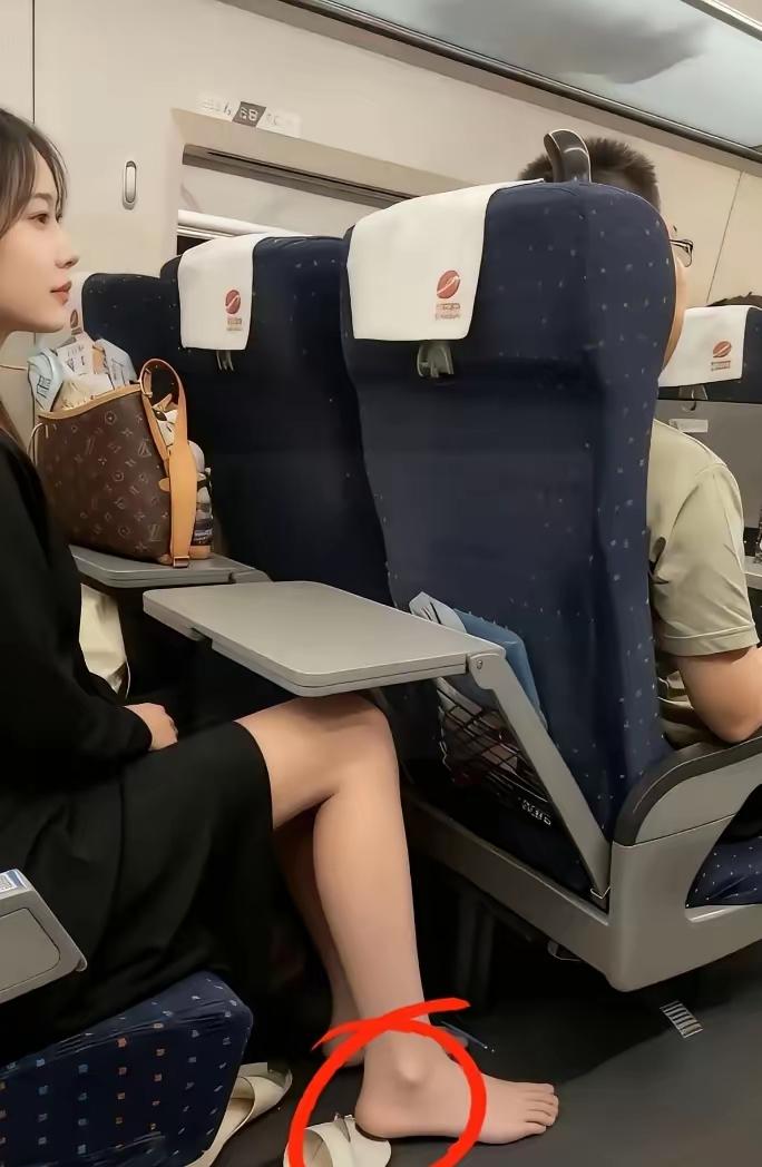 同样是高铁脱鞋，差距怎么这么大？这位女生坐长途，默默脱下凉拖，只将脚平放于地板，