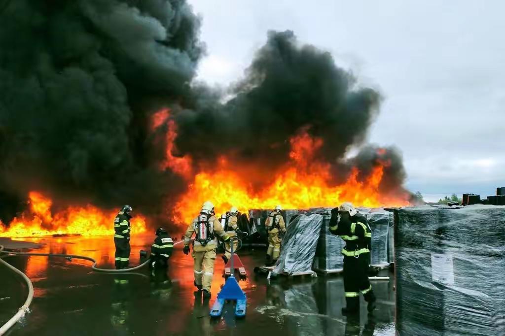 两咆哮者在空中同归于尽
近日，美国爱达荷州举办的“天空枪手”活动，主题为自由翱翔