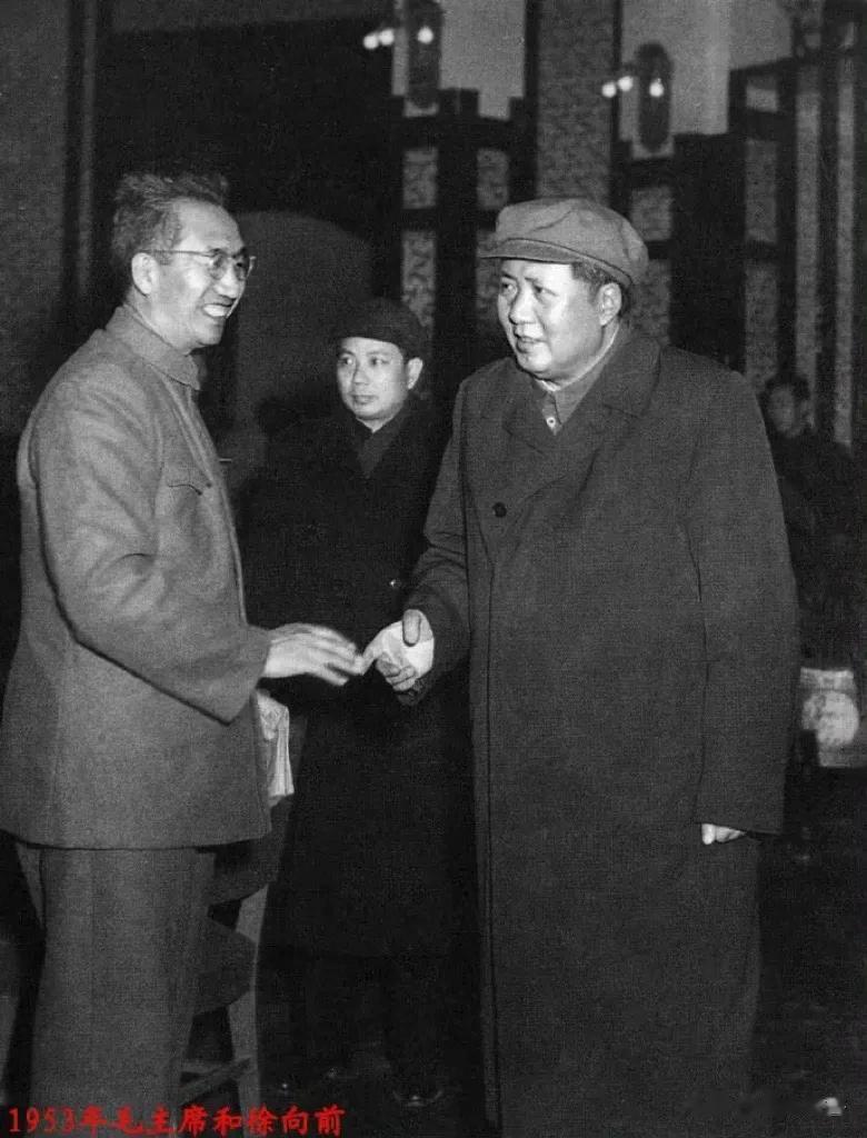 1953年，毛主席与徐向前元帅 ​。