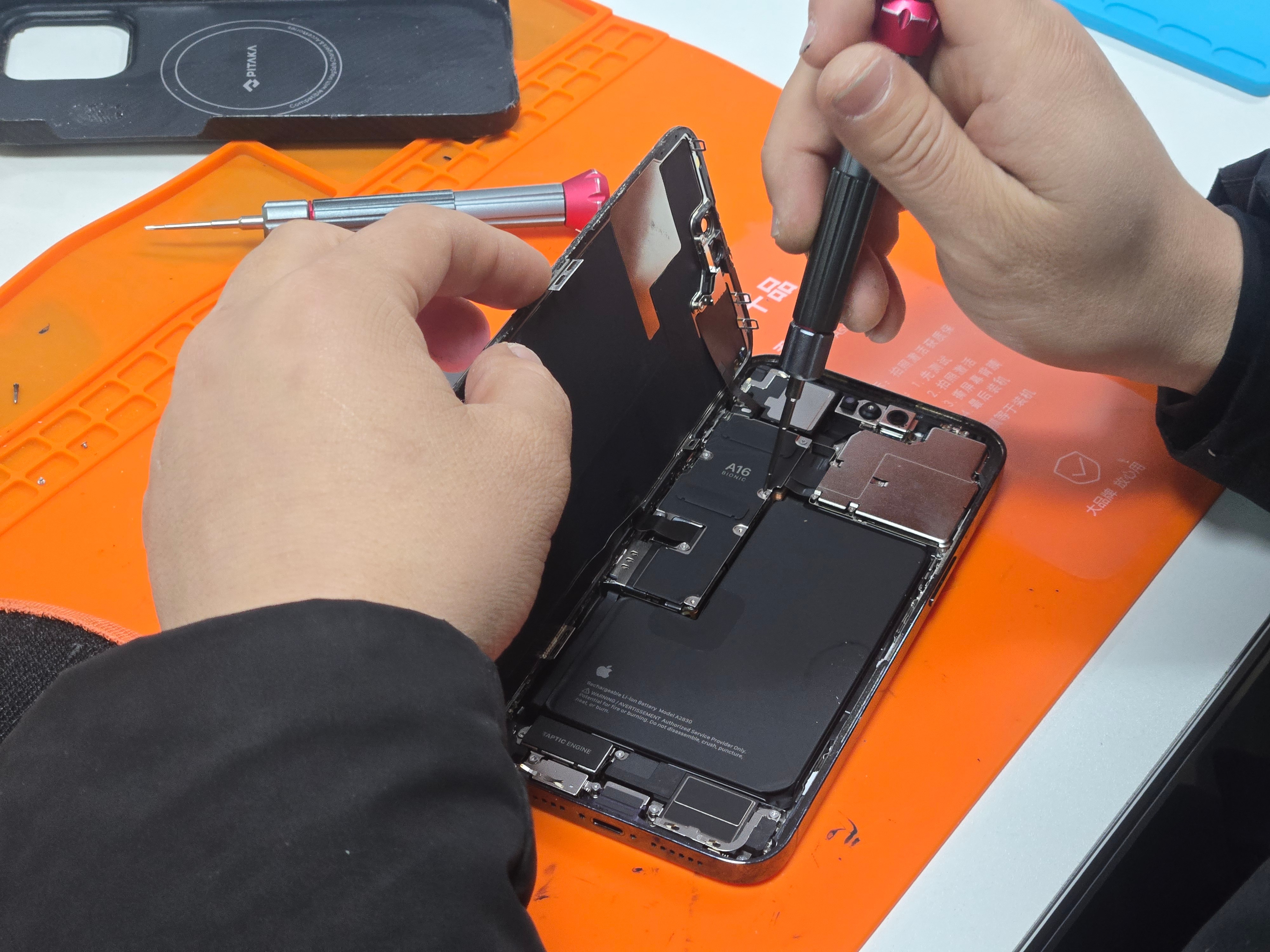 现在修手机都能上门服务了！师傅来修手机，找我换了个小电车是我赚了还是他赚了