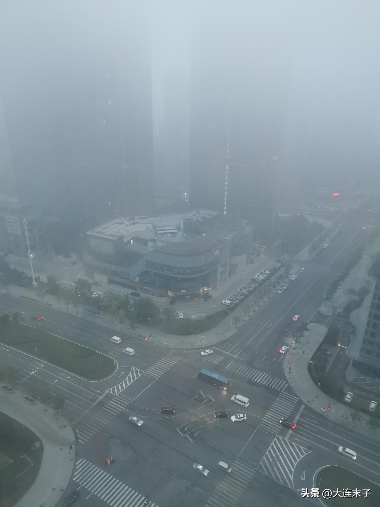 今天16日周末，早上起来拉开窗帘吓了一跳，外面灰蒙蒙的一片，雾气弥漫，能见度很低