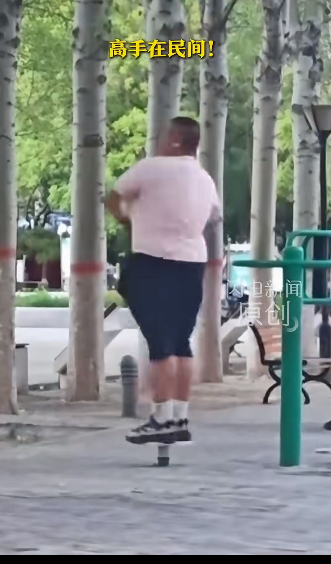 男子在公园转盘上疯狂旋转1小时公园转盘的“战神”出现了！大哥在转盘上疯狂旋转1小