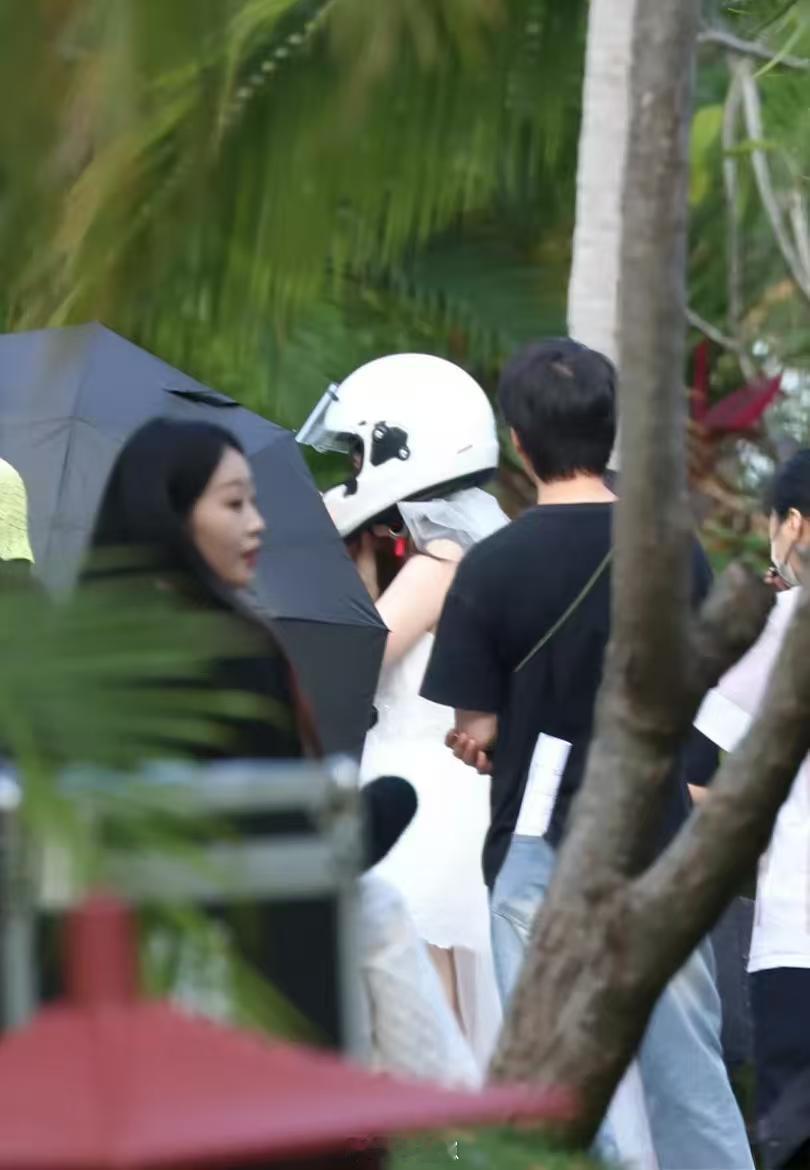 果然娶到心爱的女孩就像打了胜仗靳朝娶到姜暮太嘚瑟了！跳舞时眼神宠溺拉丝，还带穿婚