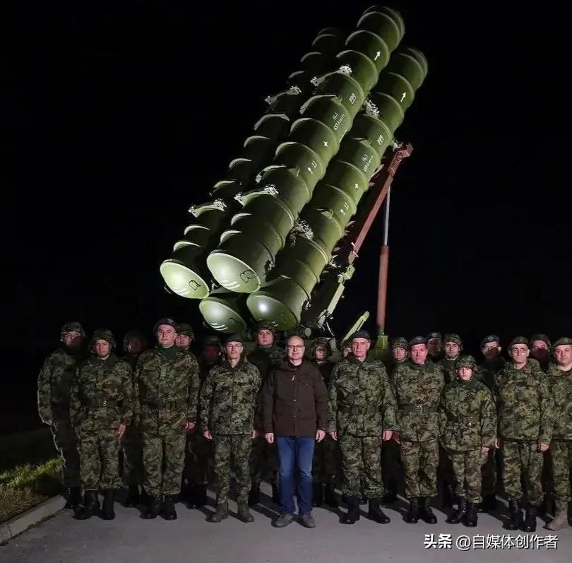 北约包围圈里，中国超音速导弹成了塞尔维亚的底气。2026年3月，塞尔维亚米格-2