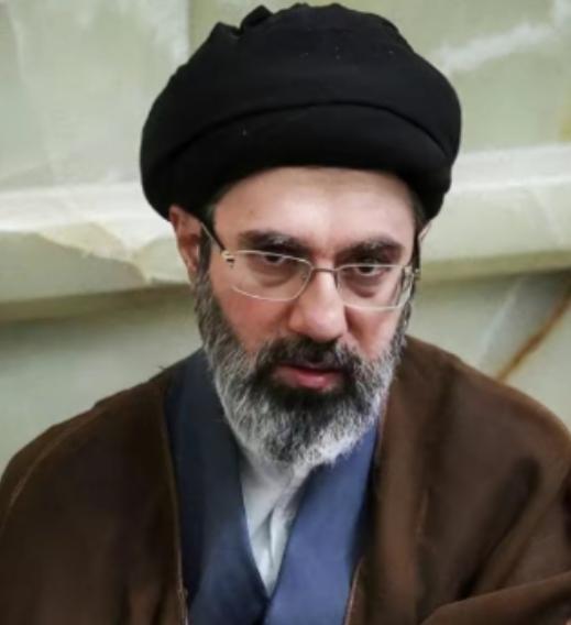 伊朗现在终于明白过来了，自己不管买什么装备都没用，现在的当务之急就是要把美国在自