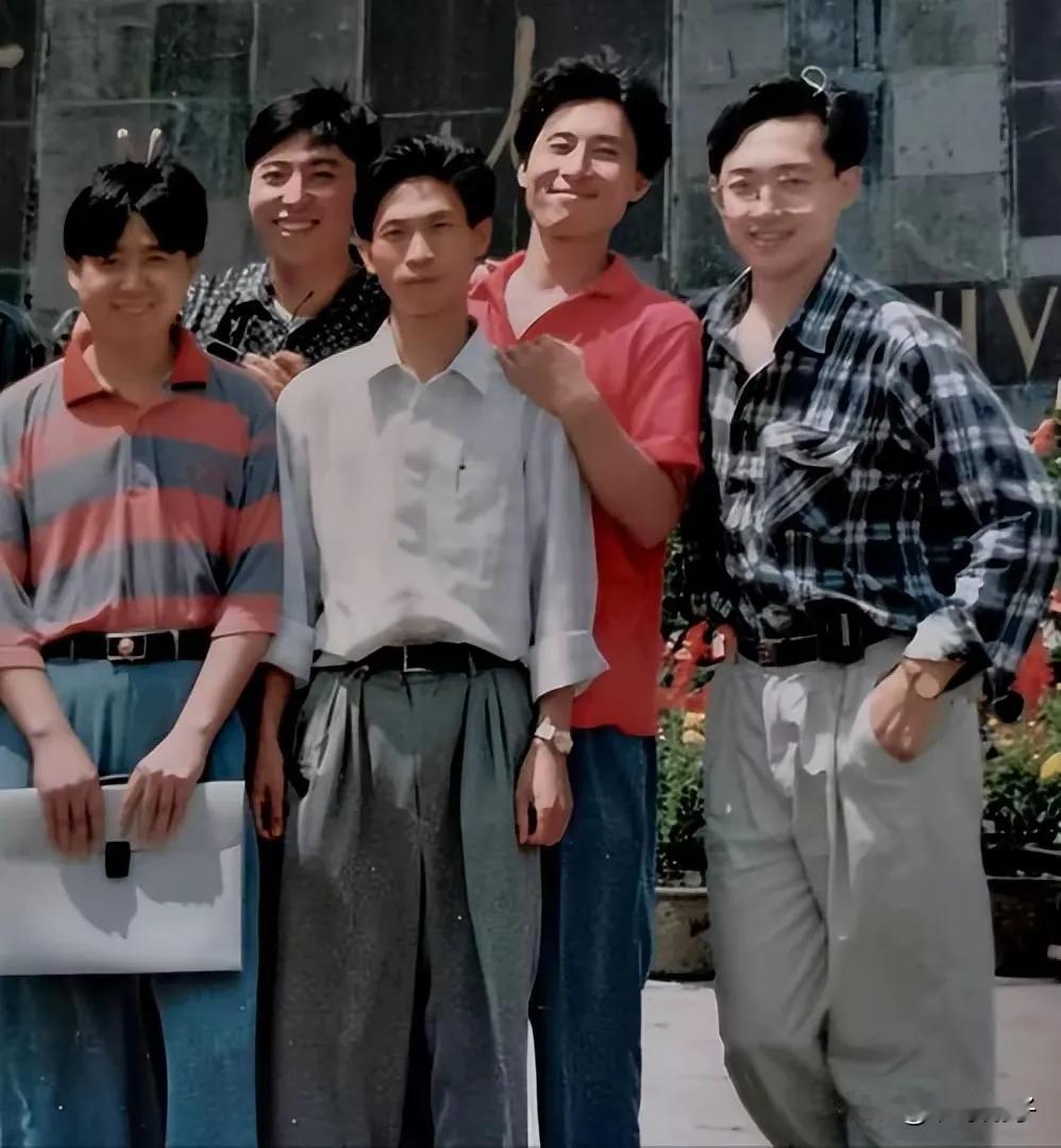 青春

青年同框笑颜开，春风拂面意气豪。
红衣白衫映日暖，蓝格黑点任风摇。
手携