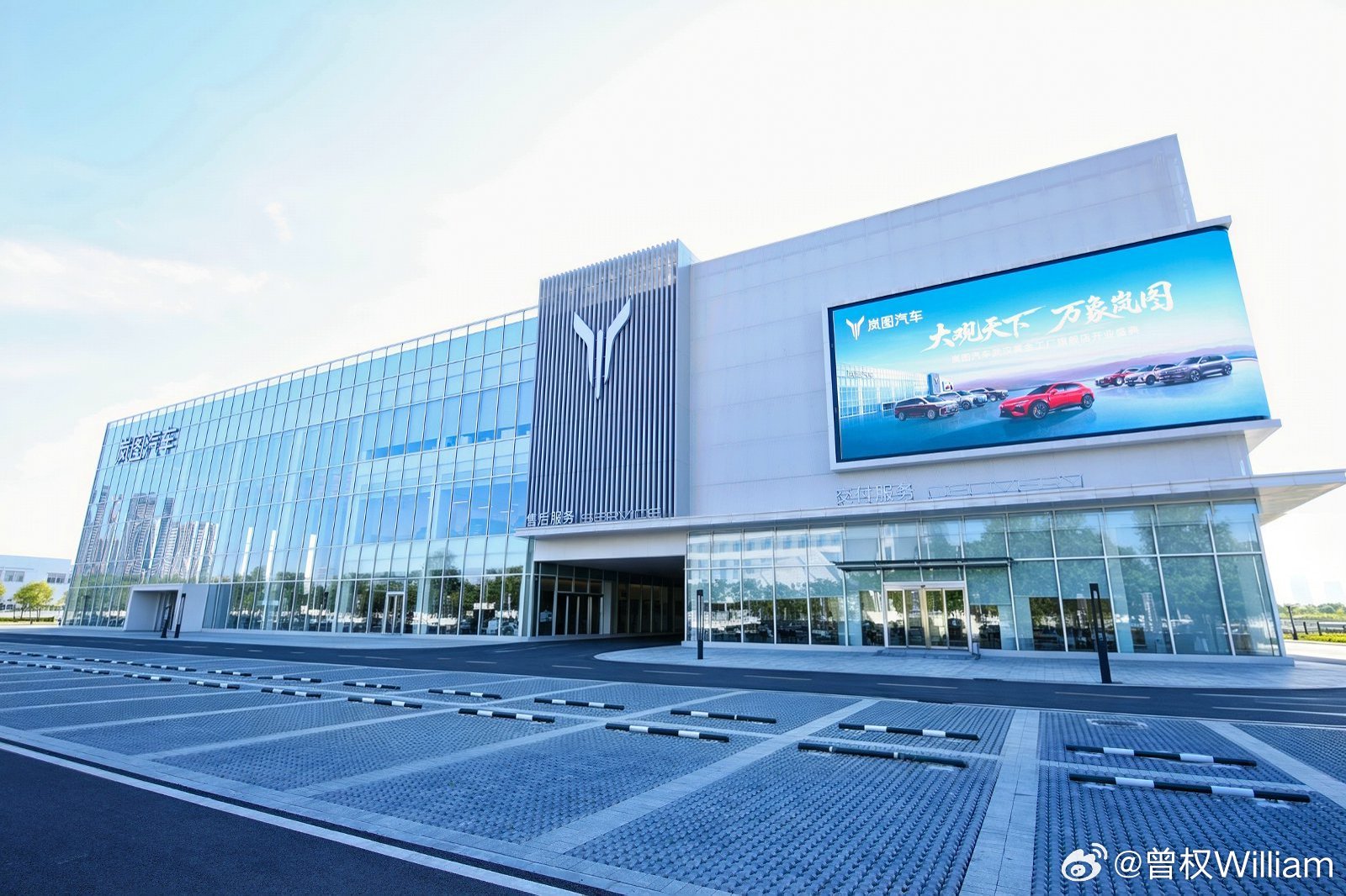 岚图在武汉搞了个大事情——全国最大旗舰店，黄金工厂旗舰店，8月3日正式开业。兄弟