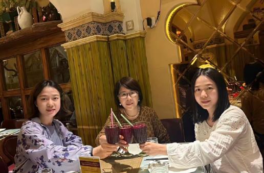 翁帆和家人在新疆旅游，丈夫去世以后，她的精神状态一度萎靡，如今气色好了不少。
