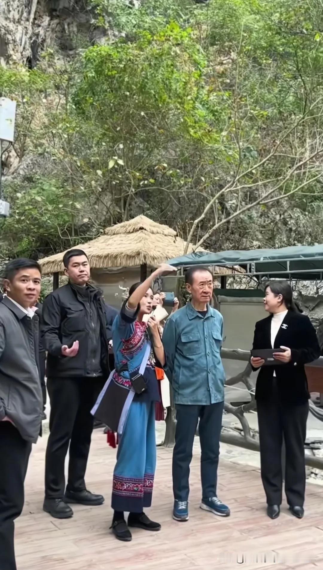 王撕聪你再不回来，就晚了！

王健林是真有斗志，前两天现身贵州，考察贵州罗甸大小