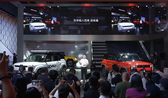 专为年轻人设计的iCAR，方盒子造型确实很符合年轻人的审美，iCAR 03T整体