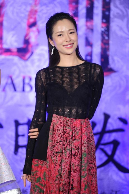 10月30日，42岁的江一燕在《假期中的她们》节目里自曝离婚。随后她发文称有个闪