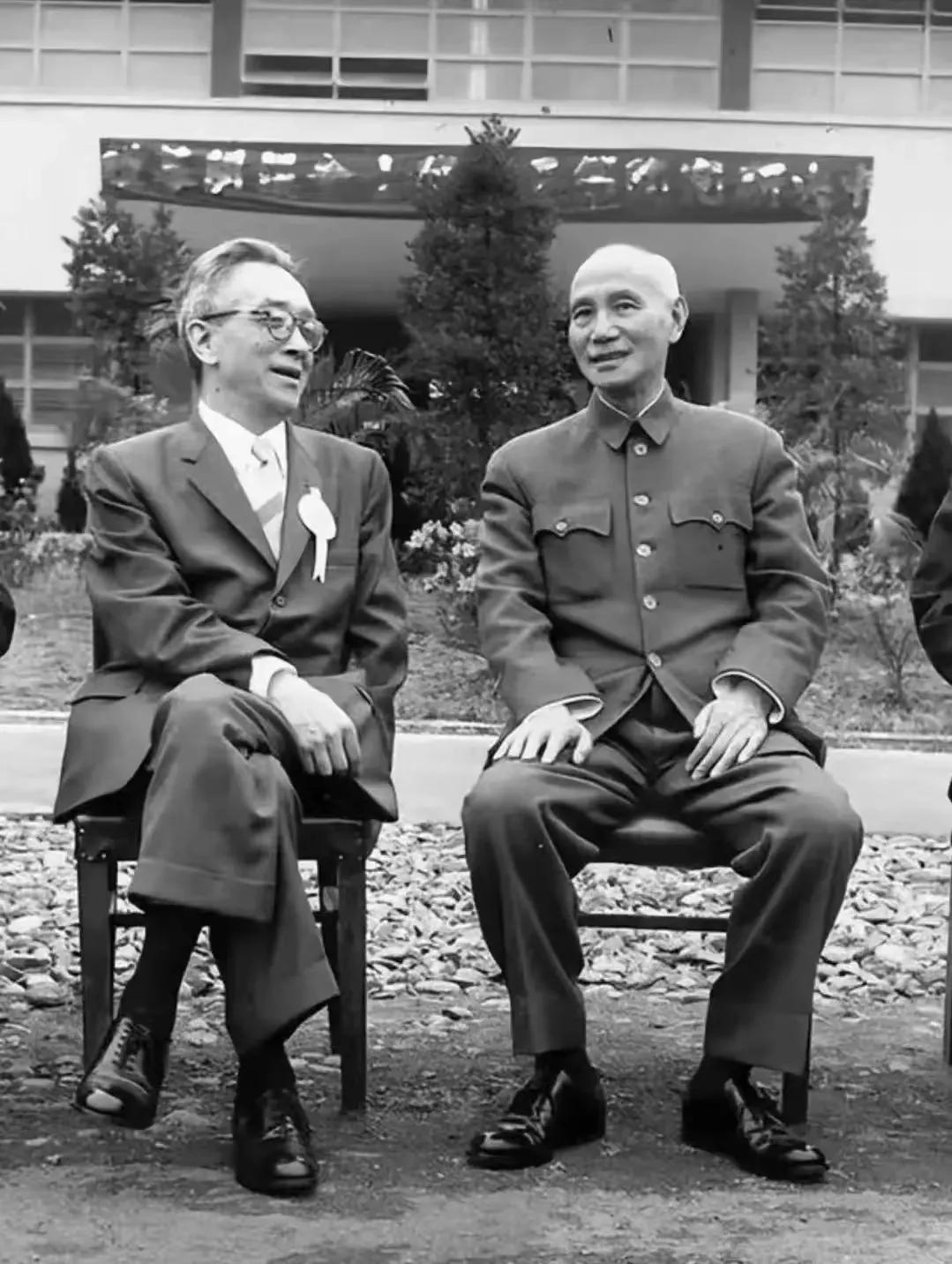 这是1958年胡适就职典礼上,胡适与蒋校长的合影
照片中的胡适面对蒋校长依然翘着
