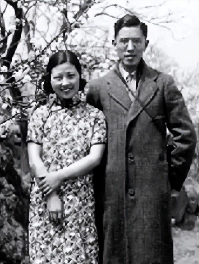 [微风]1993年，91岁的周培源散步回家后觉得有点累，他像往常一样，贴在妻子耳